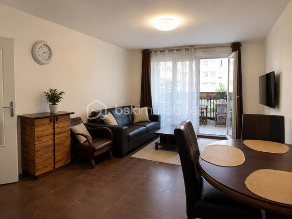 Centre ville à 15min à pieds du RER B et Futur Métro L15 proche toutes commodités, dans une RESIDENCE STANDING, au 2ème étage/4 (ascenseur), Appartement 3P de 61,66m² : entrée - cuisine ouverte sur séjour avec accès au BALCON donnant sur COUR - 2 chambres - sdb - wc. 2 PARKINGS en sous-sol. Les +++ Résidence Standing récente (2010) - Agencement optimisé - Bon secteur... Faire vite ! Une visite s'impose.