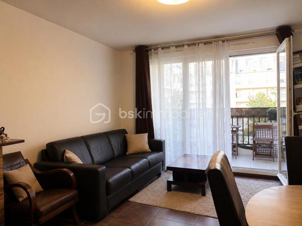 Centre ville à 15min à pieds du RER B et Futur Métro L15 proche toutes commodités, dans une RESIDENCE STANDING, au 2ème étage/4 (ascenseur), Appartement 3P de 61,66m² : entrée - cuisine ouverte sur séjour avec accès au BALCON donnant sur COUR - 2 chambres - sdb - wc. 2 PARKINGS en sous-sol. Les +++ Résidence Standing récente (2010) - Agencement optimisé - Bon secteur... Faire vite ! Une visite s'impose.