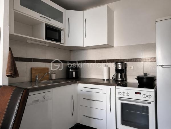 Centre ville à 15min à pieds du RER B et Futur Métro L15 proche toutes commodités, dans une RESIDENCE STANDING, au 2ème étage/4 (ascenseur), Appartement 3P de 61,66m² : entrée - cuisine ouverte sur séjour avec accès au BALCON donnant sur COUR - 2 chambres - sdb - wc. 2 PARKINGS en sous-sol. Les +++ Résidence Standing récente (2010) - Agencement optimisé - Bon secteur... Faire vite ! Une visite s'impose.