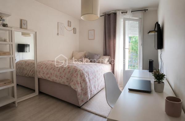 Centre ville à 15min à pieds du RER B et Futur Métro L15 proche toutes commodités, dans une RESIDENCE STANDING, au 2ème étage/4 (ascenseur), Appartement 3P de 61,66m² : entrée - cuisine ouverte sur séjour avec accès au BALCON donnant sur COUR - 2 chambres - sdb - wc. 2 PARKINGS en sous-sol. Les +++ Résidence Standing récente (2010) - Agencement optimisé - Bon secteur... Faire vite ! Une visite s'impose.