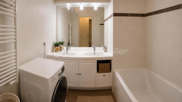 Centre ville à 15min à pieds du RER B et Futur Métro L15 proche toutes commodités, dans une RESIDENCE STANDING, au 2ème étage/4 (ascenseur), Appartement 3P de 61,66m² : entrée - cuisine ouverte sur séjour avec accès au BALCON donnant sur COUR - 2 chambres - sdb - wc. 2 PARKINGS en sous-sol. Les +++ Résidence Standing récente (2010) - Agencement optimisé - Bon secteur... Faire vite ! Une visite s'impose.