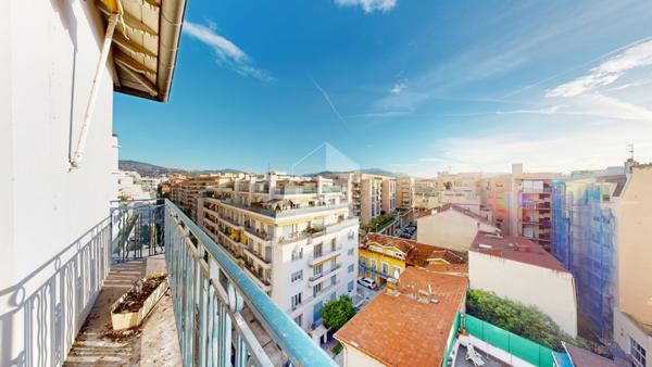 NICE - PARC IMPÉRIAL : 2 PIÈCES D'ANGLE AVEC BALCON AU CALME