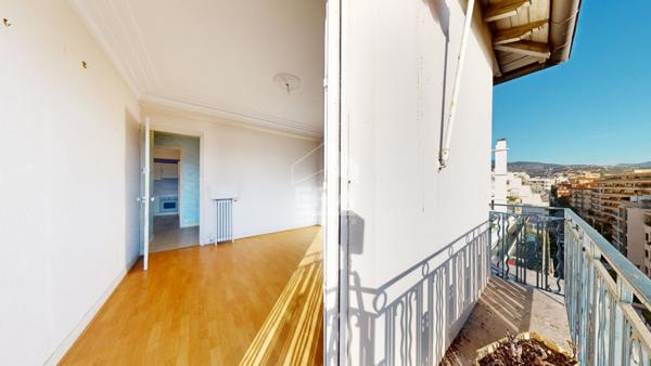 NICE - PARC IMPÉRIAL : 2 PIÈCES D'ANGLE AVEC BALCON AU CALME