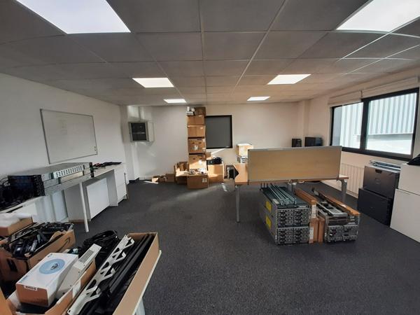 A LOUER TRES BEAUX BUREAUX de 104 m² ENVIRON TREILLIERES