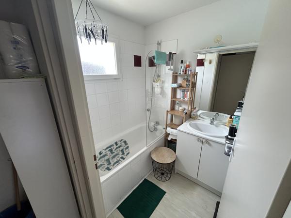 Appartement
         3 pièces
        - 40 m² 160 000 € *