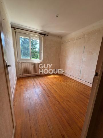 Maison 4 pièces avec sous-sol complet et garage attenant