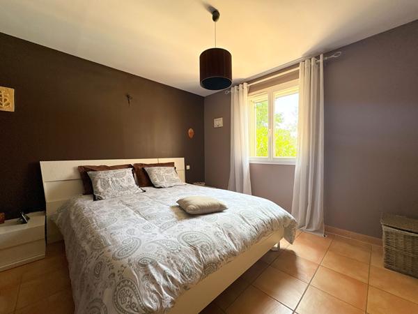 A VENDRE 84120 PERTUIS MAISON TYPE 6 PIECES D'ENVIRON 167M² AVEC DOUBLE GARAGE, PISCINE ET JARDIN