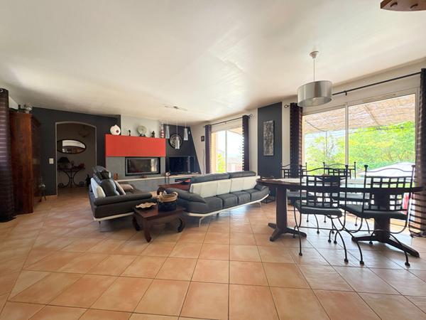 A VENDRE 84120 PERTUIS MAISON TYPE 6 PIECES D'ENVIRON 167M² AVEC DOUBLE GARAGE, PISCINE ET JARDIN