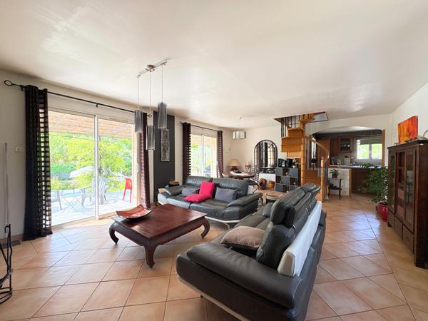 A VENDRE 84120 PERTUIS MAISON TYPE 6 PIECES D'ENVIRON 167M² AVEC DOUBLE GARAGE, PISCINE ET JARDIN