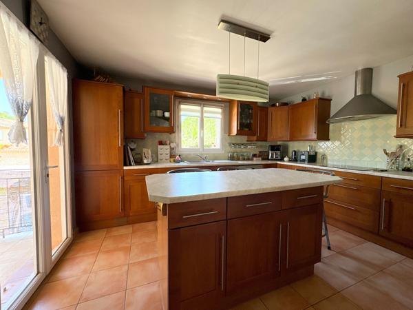 A VENDRE 84120 PERTUIS MAISON TYPE 6 PIECES D'ENVIRON 167M² AVEC DOUBLE GARAGE, PISCINE ET JARDIN