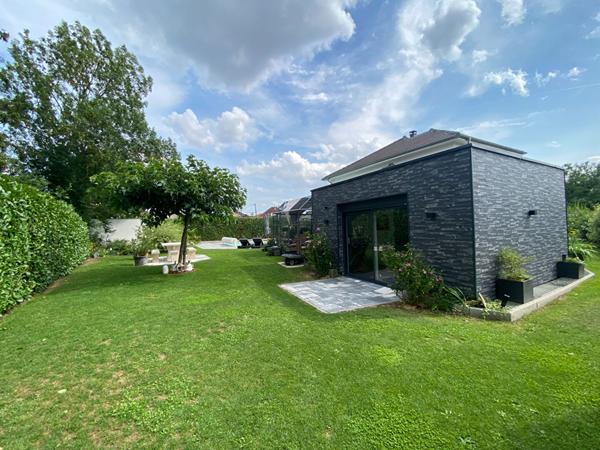 Maison - 8 pièces - 216 m²