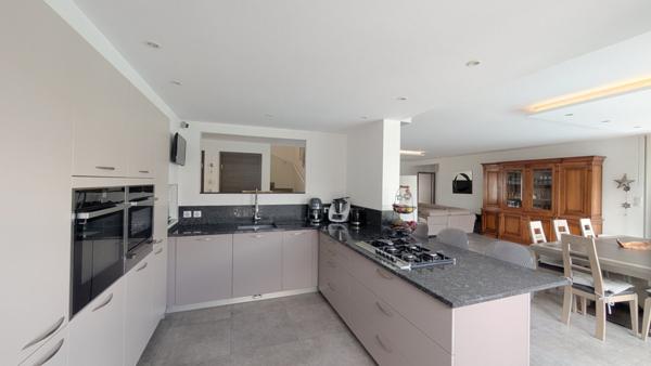 Maison - 8 pièces - 216 m²