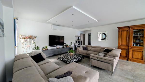 Maison - 8 pièces - 216 m²