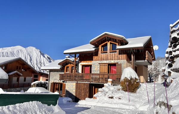 Deux magnifiques chalets mitoyens sur environ 300m2 habitables et 50 m2 de dépendances villarabout