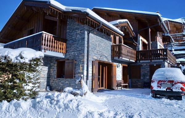 Deux magnifiques chalets mitoyens sur environ 300m2 habitables et 50 m2 de dépendances villarabout