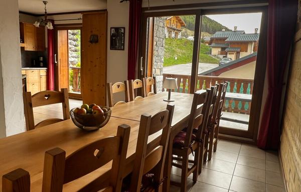 Deux magnifiques chalets mitoyens sur environ 300m2 habitables et 50 m2 de dépendances villarabout