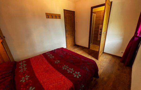 Deux magnifiques chalets mitoyens sur environ 300m2 habitables et 50 m2 de dépendances villarabout