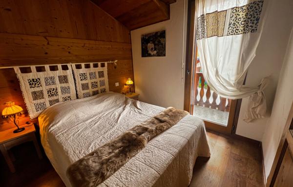 Deux magnifiques chalets mitoyens sur environ 300m2 habitables et 50 m2 de dépendances villarabout