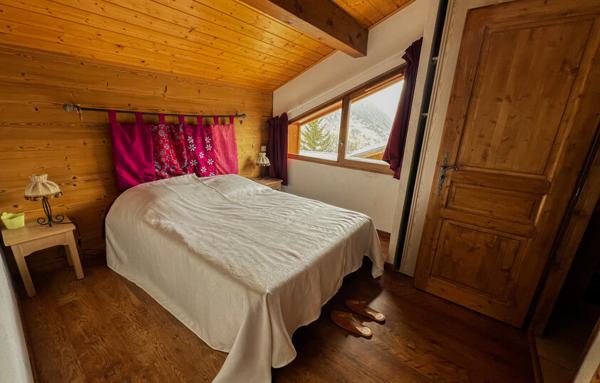 Deux magnifiques chalets mitoyens sur environ 300m2 habitables et 50 m2 de dépendances villarabout