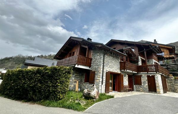 Deux magnifiques chalets mitoyens sur environ 300m2 habitables et 50 m2 de dépendances villarabout