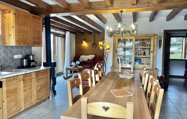 Deux magnifiques chalets mitoyens sur environ 300m2 habitables et 50 m2 de dépendances villarabout