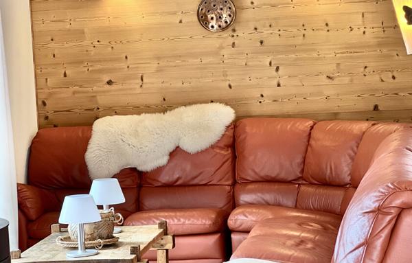 Deux magnifiques chalets mitoyens sur environ 300m2 habitables et 50 m2 de dépendances villarabout