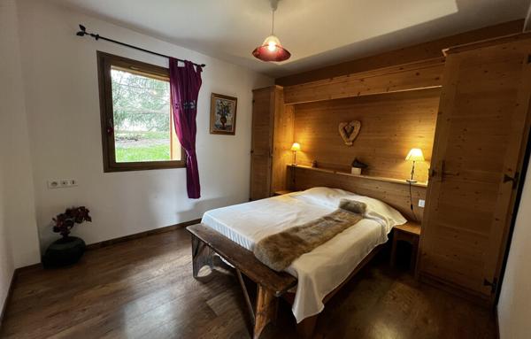 Deux magnifiques chalets mitoyens sur environ 300m2 habitables et 50 m2 de dépendances villarabout