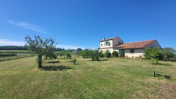 Maison style provençal, 135 m² , 3 chambres, parc de 5223 m² clos, piscine et double garage