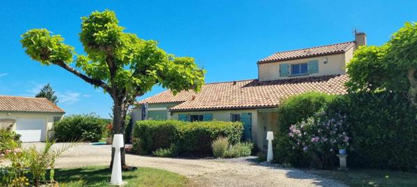 Maison style provençal, 135 m² , 3 chambres, parc de 5223 m² clos, piscine et double garage