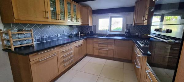 Maison style provençal, 135 m² , 3 chambres, parc de 5223 m² clos, piscine et double garage