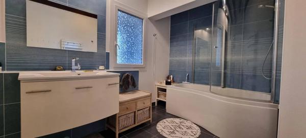 Maison style provençal, 135 m² , 3 chambres, parc de 5223 m² clos, piscine et double garage