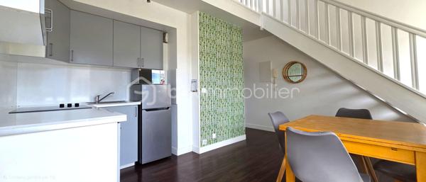 Découvrez ce charmant appartement de type F2 en duplex de 33 m², idéalement situé à 2 minutes à pied de la gare. Il est niché au troisième et dernier étage avec ascenseur d'une résidence des années 90. En parfait état et sans aucun travail à prévoir, ce bien se distingue par son agencement optimisé. Le rez-de-chaussée s'ouvre sur une pièce de vie lumineuse comprenant une cuisine ouverte aménagée avec un accès direct à un agréable balcon, ainsi qu'un WC indépendant. À l'étage, une grande pièce palière pouvant faire office de salon dessert une chambre confortable et une salle d'eau moderne. Une cave de 3 m² en sous-sol complète ce bien. Côté emplacement, l'appartement bénéficie d'une situation géographique exceptionnelle : tous les commerces de proximité se trouvent au pied de l'immeuble et la gare est accessible à seulement 200 mètres à pied, offrant un confort de transport absolu sans aucune nuisance sonore au quotidien. Un bien rare et clé en main, idéal pour un premier achat ou un investissement locatif serein.