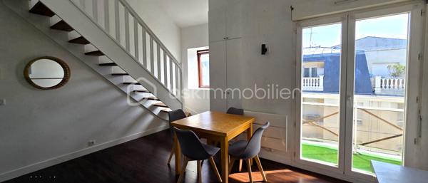 Découvrez ce charmant appartement de type F2 en duplex de 33 m², idéalement situé à 2 minutes à pied de la gare. Il est niché au troisième et dernier étage avec ascenseur d'une résidence des années 90. En parfait état et sans aucun travail à prévoir, ce bien se distingue par son agencement optimisé. Le rez-de-chaussée s'ouvre sur une pièce de vie lumineuse comprenant une cuisine ouverte aménagée avec un accès direct à un agréable balcon, ainsi qu'un WC indépendant. À l'étage, une grande pièce palière pouvant faire office de salon dessert une chambre confortable et une salle d'eau moderne. Une cave de 3 m² en sous-sol complète ce bien. Côté emplacement, l'appartement bénéficie d'une situation géographique exceptionnelle : tous les commerces de proximité se trouvent au pied de l'immeuble et la gare est accessible à seulement 200 mètres à pied, offrant un confort de transport absolu sans aucune nuisance sonore au quotidien. Un bien rare et clé en main, idéal pour un premier achat ou un investissement locatif serein.