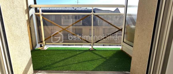 Découvrez ce charmant appartement de type F2 en duplex de 33 m², idéalement situé à 2 minutes à pied de la gare. Il est niché au troisième et dernier étage avec ascenseur d'une résidence des années 90. En parfait état et sans aucun travail à prévoir, ce bien se distingue par son agencement optimisé. Le rez-de-chaussée s'ouvre sur une pièce de vie lumineuse comprenant une cuisine ouverte aménagée avec un accès direct à un agréable balcon, ainsi qu'un WC indépendant. À l'étage, une grande pièce palière pouvant faire office de salon dessert une chambre confortable et une salle d'eau moderne. Une cave de 3 m² en sous-sol complète ce bien. Côté emplacement, l'appartement bénéficie d'une situation géographique exceptionnelle : tous les commerces de proximité se trouvent au pied de l'immeuble et la gare est accessible à seulement 200 mètres à pied, offrant un confort de transport absolu sans aucune nuisance sonore au quotidien. Un bien rare et clé en main, idéal pour un premier achat ou un investissement locatif serein.