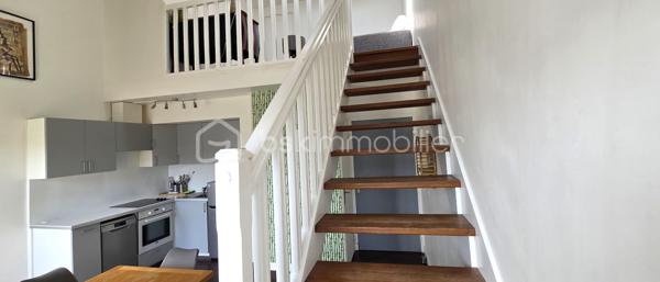 Découvrez ce charmant appartement de type F2 en duplex de 33 m², idéalement situé à 2 minutes à pied de la gare. Il est niché au troisième et dernier étage avec ascenseur d'une résidence des années 90. En parfait état et sans aucun travail à prévoir, ce bien se distingue par son agencement optimisé. Le rez-de-chaussée s'ouvre sur une pièce de vie lumineuse comprenant une cuisine ouverte aménagée avec un accès direct à un agréable balcon, ainsi qu'un WC indépendant. À l'étage, une grande pièce palière pouvant faire office de salon dessert une chambre confortable et une salle d'eau moderne. Une cave de 3 m² en sous-sol complète ce bien. Côté emplacement, l'appartement bénéficie d'une situation géographique exceptionnelle : tous les commerces de proximité se trouvent au pied de l'immeuble et la gare est accessible à seulement 200 mètres à pied, offrant un confort de transport absolu sans aucune nuisance sonore au quotidien. Un bien rare et clé en main, idéal pour un premier achat ou un investissement locatif serein.