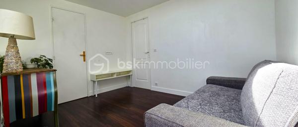 Découvrez ce charmant appartement de type F2 en duplex de 33 m², idéalement situé à 2 minutes à pied de la gare. Il est niché au troisième et dernier étage avec ascenseur d'une résidence des années 90. En parfait état et sans aucun travail à prévoir, ce bien se distingue par son agencement optimisé. Le rez-de-chaussée s'ouvre sur une pièce de vie lumineuse comprenant une cuisine ouverte aménagée avec un accès direct à un agréable balcon, ainsi qu'un WC indépendant. À l'étage, une grande pièce palière pouvant faire office de salon dessert une chambre confortable et une salle d'eau moderne. Une cave de 3 m² en sous-sol complète ce bien. Côté emplacement, l'appartement bénéficie d'une situation géographique exceptionnelle : tous les commerces de proximité se trouvent au pied de l'immeuble et la gare est accessible à seulement 200 mètres à pied, offrant un confort de transport absolu sans aucune nuisance sonore au quotidien. Un bien rare et clé en main, idéal pour un premier achat ou un investissement locatif serein.
