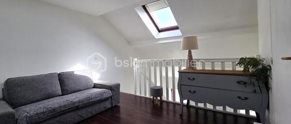 Découvrez ce charmant appartement de type F2 en duplex de 33 m², idéalement situé à 2 minutes à pied de la gare. Il est niché au troisième et dernier étage avec ascenseur d'une résidence des années 90. En parfait état et sans aucun travail à prévoir, ce bien se distingue par son agencement optimisé. Le rez-de-chaussée s'ouvre sur une pièce de vie lumineuse comprenant une cuisine ouverte aménagée avec un accès direct à un agréable balcon, ainsi qu'un WC indépendant. À l'étage, une grande pièce palière pouvant faire office de salon dessert une chambre confortable et une salle d'eau moderne. Une cave de 3 m² en sous-sol complète ce bien. Côté emplacement, l'appartement bénéficie d'une situation géographique exceptionnelle : tous les commerces de proximité se trouvent au pied de l'immeuble et la gare est accessible à seulement 200 mètres à pied, offrant un confort de transport absolu sans aucune nuisance sonore au quotidien. Un bien rare et clé en main, idéal pour un premier achat ou un investissement locatif serein.