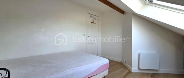 Découvrez ce charmant appartement de type F2 en duplex de 33 m², idéalement situé à 2 minutes à pied de la gare. Il est niché au troisième et dernier étage avec ascenseur d'une résidence des années 90. En parfait état et sans aucun travail à prévoir, ce bien se distingue par son agencement optimisé. Le rez-de-chaussée s'ouvre sur une pièce de vie lumineuse comprenant une cuisine ouverte aménagée avec un accès direct à un agréable balcon, ainsi qu'un WC indépendant. À l'étage, une grande pièce palière pouvant faire office de salon dessert une chambre confortable et une salle d'eau moderne. Une cave de 3 m² en sous-sol complète ce bien. Côté emplacement, l'appartement bénéficie d'une situation géographique exceptionnelle : tous les commerces de proximité se trouvent au pied de l'immeuble et la gare est accessible à seulement 200 mètres à pied, offrant un confort de transport absolu sans aucune nuisance sonore au quotidien. Un bien rare et clé en main, idéal pour un premier achat ou un investissement locatif serein.