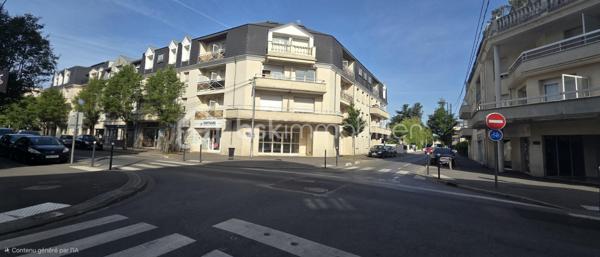 Découvrez ce charmant appartement de type F2 en duplex de 33 m², idéalement situé à 2 minutes à pied de la gare. Il est niché au troisième et dernier étage avec ascenseur d'une résidence des années 90. En parfait état et sans aucun travail à prévoir, ce bien se distingue par son agencement optimisé. Le rez-de-chaussée s'ouvre sur une pièce de vie lumineuse comprenant une cuisine ouverte aménagée avec un accès direct à un agréable balcon, ainsi qu'un WC indépendant. À l'étage, une grande pièce palière pouvant faire office de salon dessert une chambre confortable et une salle d'eau moderne. Une cave de 3 m² en sous-sol complète ce bien. Côté emplacement, l'appartement bénéficie d'une situation géographique exceptionnelle : tous les commerces de proximité se trouvent au pied de l'immeuble et la gare est accessible à seulement 200 mètres à pied, offrant un confort de transport absolu sans aucune nuisance sonore au quotidien. Un bien rare et clé en main, idéal pour un premier achat ou un investissement locatif serein.