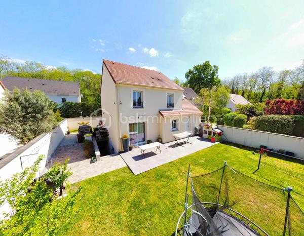 Situé dans un environnement privilégié très calme, venez découvrir cette charmante maison individuelle de 2015 (normes RT 2012) sur 437 m² de terrain clos de murs, composée :
Un séjour double donnant sur une grande terrasse d'environ 35 m²et le jardin par une baie vitrée, une cuisine moderne équipée avec îlot central, un cellier / buanderie, une chambre, une salle d'eau avec WC.
A l'étage : un palier desservant 3 grandes chambres parquetées avec placards, une salle de bains (baignoire + douche) avec WC.
LES PLUS : DPE classé en A (économie d'énergie), jardin exposé OUEST, une cave totale d'environ 50 m², fenêtres double vitrage en PVC, volets roulants électriques, pompe à chaleur, électricité aux normes, dalle béton, places de parking pour 4 voitures.
A VISITER AU PLUS VITE !!!