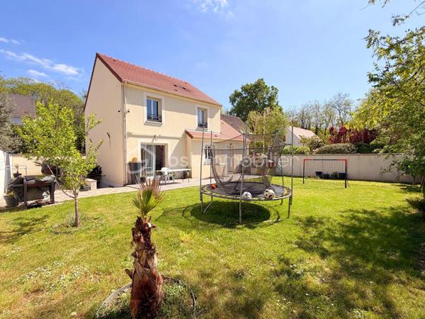 Situé dans un environnement privilégié très calme, venez découvrir cette charmante maison individuelle de 2015 (normes RT 2012) sur 437 m² de terrain clos de murs, composée :
Un séjour double donnant sur une grande terrasse d'environ 35 m²et le jardin par une baie vitrée, une cuisine moderne équipée avec îlot central, un cellier / buanderie, une chambre, une salle d'eau avec WC.
A l'étage : un palier desservant 3 grandes chambres parquetées avec placards, une salle de bains (baignoire + douche) avec WC.
LES PLUS : DPE classé en A (économie d'énergie), jardin exposé OUEST, une cave totale d'environ 50 m², fenêtres double vitrage en PVC, volets roulants électriques, pompe à chaleur, électricité aux normes, dalle béton, places de parking pour 4 voitures.
A VISITER AU PLUS VITE !!!
