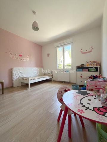 Situé dans un environnement privilégié très calme, venez découvrir cette charmante maison individuelle de 2015 (normes RT 2012) sur 437 m² de terrain clos de murs, composée :
Un séjour double donnant sur une grande terrasse d'environ 35 m²et le jardin par une baie vitrée, une cuisine moderne équipée avec îlot central, un cellier / buanderie, une chambre, une salle d'eau avec WC.
A l'étage : un palier desservant 3 grandes chambres parquetées avec placards, une salle de bains (baignoire + douche) avec WC.
LES PLUS : DPE classé en A (économie d'énergie), jardin exposé OUEST, une cave totale d'environ 50 m², fenêtres double vitrage en PVC, volets roulants électriques, pompe à chaleur, électricité aux normes, dalle béton, places de parking pour 4 voitures.
A VISITER AU PLUS VITE !!!