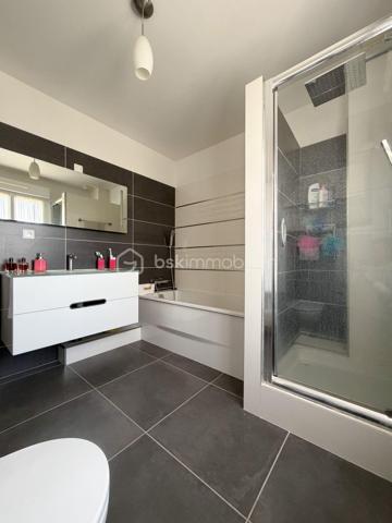 Situé dans un environnement privilégié très calme, venez découvrir cette charmante maison individuelle de 2015 (normes RT 2012) sur 437 m² de terrain clos de murs, composée :
Un séjour double donnant sur une grande terrasse d'environ 35 m²et le jardin par une baie vitrée, une cuisine moderne équipée avec îlot central, un cellier / buanderie, une chambre, une salle d'eau avec WC.
A l'étage : un palier desservant 3 grandes chambres parquetées avec placards, une salle de bains (baignoire + douche) avec WC.
LES PLUS : DPE classé en A (économie d'énergie), jardin exposé OUEST, une cave totale d'environ 50 m², fenêtres double vitrage en PVC, volets roulants électriques, pompe à chaleur, électricité aux normes, dalle béton, places de parking pour 4 voitures.
A VISITER AU PLUS VITE !!!