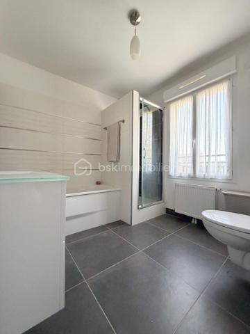 Situé dans un environnement privilégié très calme, venez découvrir cette charmante maison individuelle de 2015 (normes RT 2012) sur 437 m² de terrain clos de murs, composée :
Un séjour double donnant sur une grande terrasse d'environ 35 m²et le jardin par une baie vitrée, une cuisine moderne équipée avec îlot central, un cellier / buanderie, une chambre, une salle d'eau avec WC.
A l'étage : un palier desservant 3 grandes chambres parquetées avec placards, une salle de bains (baignoire + douche) avec WC.
LES PLUS : DPE classé en A (économie d'énergie), jardin exposé OUEST, une cave totale d'environ 50 m², fenêtres double vitrage en PVC, volets roulants électriques, pompe à chaleur, électricité aux normes, dalle béton, places de parking pour 4 voitures.
A VISITER AU PLUS VITE !!!