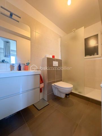 Situé dans un environnement privilégié très calme, venez découvrir cette charmante maison individuelle de 2015 (normes RT 2012) sur 437 m² de terrain clos de murs, composée :
Un séjour double donnant sur une grande terrasse d'environ 35 m²et le jardin par une baie vitrée, une cuisine moderne équipée avec îlot central, un cellier / buanderie, une chambre, une salle d'eau avec WC.
A l'étage : un palier desservant 3 grandes chambres parquetées avec placards, une salle de bains (baignoire + douche) avec WC.
LES PLUS : DPE classé en A (économie d'énergie), jardin exposé OUEST, une cave totale d'environ 50 m², fenêtres double vitrage en PVC, volets roulants électriques, pompe à chaleur, électricité aux normes, dalle béton, places de parking pour 4 voitures.
A VISITER AU PLUS VITE !!!