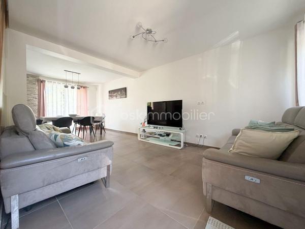 Situé dans un environnement privilégié très calme, venez découvrir cette charmante maison individuelle de 2015 (normes RT 2012) sur 437 m² de terrain clos de murs, composée :
Un séjour double donnant sur une grande terrasse d'environ 35 m²et le jardin par une baie vitrée, une cuisine moderne équipée avec îlot central, un cellier / buanderie, une chambre, une salle d'eau avec WC.
A l'étage : un palier desservant 3 grandes chambres parquetées avec placards, une salle de bains (baignoire + douche) avec WC.
LES PLUS : DPE classé en A (économie d'énergie), jardin exposé OUEST, une cave totale d'environ 50 m², fenêtres double vitrage en PVC, volets roulants électriques, pompe à chaleur, électricité aux normes, dalle béton, places de parking pour 4 voitures.
A VISITER AU PLUS VITE !!!