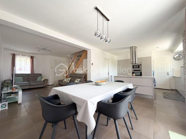 Situé dans un environnement privilégié très calme, venez découvrir cette charmante maison individuelle de 2015 (normes RT 2012) sur 437 m² de terrain clos de murs, composée :
Un séjour double donnant sur une grande terrasse d'environ 35 m²et le jardin par une baie vitrée, une cuisine moderne équipée avec îlot central, un cellier / buanderie, une chambre, une salle d'eau avec WC.
A l'étage : un palier desservant 3 grandes chambres parquetées avec placards, une salle de bains (baignoire + douche) avec WC.
LES PLUS : DPE classé en A (économie d'énergie), jardin exposé OUEST, une cave totale d'environ 50 m², fenêtres double vitrage en PVC, volets roulants électriques, pompe à chaleur, électricité aux normes, dalle béton, places de parking pour 4 voitures.
A VISITER AU PLUS VITE !!!