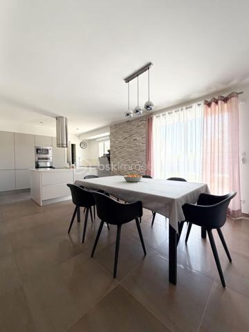 Situé dans un environnement privilégié très calme, venez découvrir cette charmante maison individuelle de 2015 (normes RT 2012) sur 437 m² de terrain clos de murs, composée :
Un séjour double donnant sur une grande terrasse d'environ 35 m²et le jardin par une baie vitrée, une cuisine moderne équipée avec îlot central, un cellier / buanderie, une chambre, une salle d'eau avec WC.
A l'étage : un palier desservant 3 grandes chambres parquetées avec placards, une salle de bains (baignoire + douche) avec WC.
LES PLUS : DPE classé en A (économie d'énergie), jardin exposé OUEST, une cave totale d'environ 50 m², fenêtres double vitrage en PVC, volets roulants électriques, pompe à chaleur, électricité aux normes, dalle béton, places de parking pour 4 voitures.
A VISITER AU PLUS VITE !!!