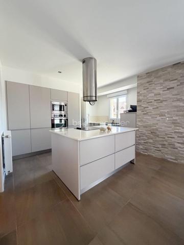 Situé dans un environnement privilégié très calme, venez découvrir cette charmante maison individuelle de 2015 (normes RT 2012) sur 437 m² de terrain clos de murs, composée :
Un séjour double donnant sur une grande terrasse d'environ 35 m²et le jardin par une baie vitrée, une cuisine moderne équipée avec îlot central, un cellier / buanderie, une chambre, une salle d'eau avec WC.
A l'étage : un palier desservant 3 grandes chambres parquetées avec placards, une salle de bains (baignoire + douche) avec WC.
LES PLUS : DPE classé en A (économie d'énergie), jardin exposé OUEST, une cave totale d'environ 50 m², fenêtres double vitrage en PVC, volets roulants électriques, pompe à chaleur, électricité aux normes, dalle béton, places de parking pour 4 voitures.
A VISITER AU PLUS VITE !!!