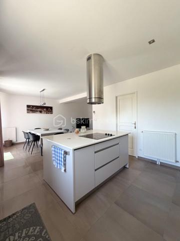 Situé dans un environnement privilégié très calme, venez découvrir cette charmante maison individuelle de 2015 (normes RT 2012) sur 437 m² de terrain clos de murs, composée :
Un séjour double donnant sur une grande terrasse d'environ 35 m²et le jardin par une baie vitrée, une cuisine moderne équipée avec îlot central, un cellier / buanderie, une chambre, une salle d'eau avec WC.
A l'étage : un palier desservant 3 grandes chambres parquetées avec placards, une salle de bains (baignoire + douche) avec WC.
LES PLUS : DPE classé en A (économie d'énergie), jardin exposé OUEST, une cave totale d'environ 50 m², fenêtres double vitrage en PVC, volets roulants électriques, pompe à chaleur, électricité aux normes, dalle béton, places de parking pour 4 voitures.
A VISITER AU PLUS VITE !!!